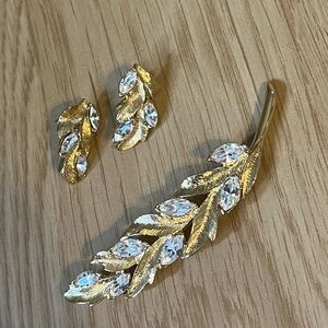 Vintage SIGNED Trifari Gold Leaf Brooch and Earring Set